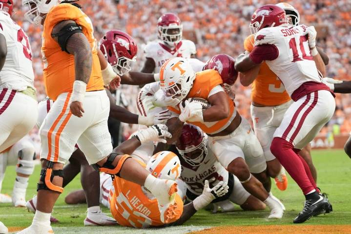 Deadspin | No. 12 Tennessee surges ahead in third quarter, holds off Arkansas