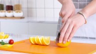 Si tenés una tabla de cocina vieja y corchos, no los tires: creá esto tan útil para recordar fechas importantes