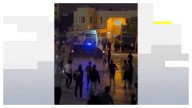 Vídeo: Las duras imágenes del momento en el que un hombre pierde las piernas tras ser atropellado por la policía