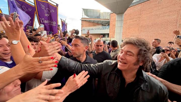 Milei cierra la campaña de LLA en Rosario con todo el Gabinete y los principales candidatos