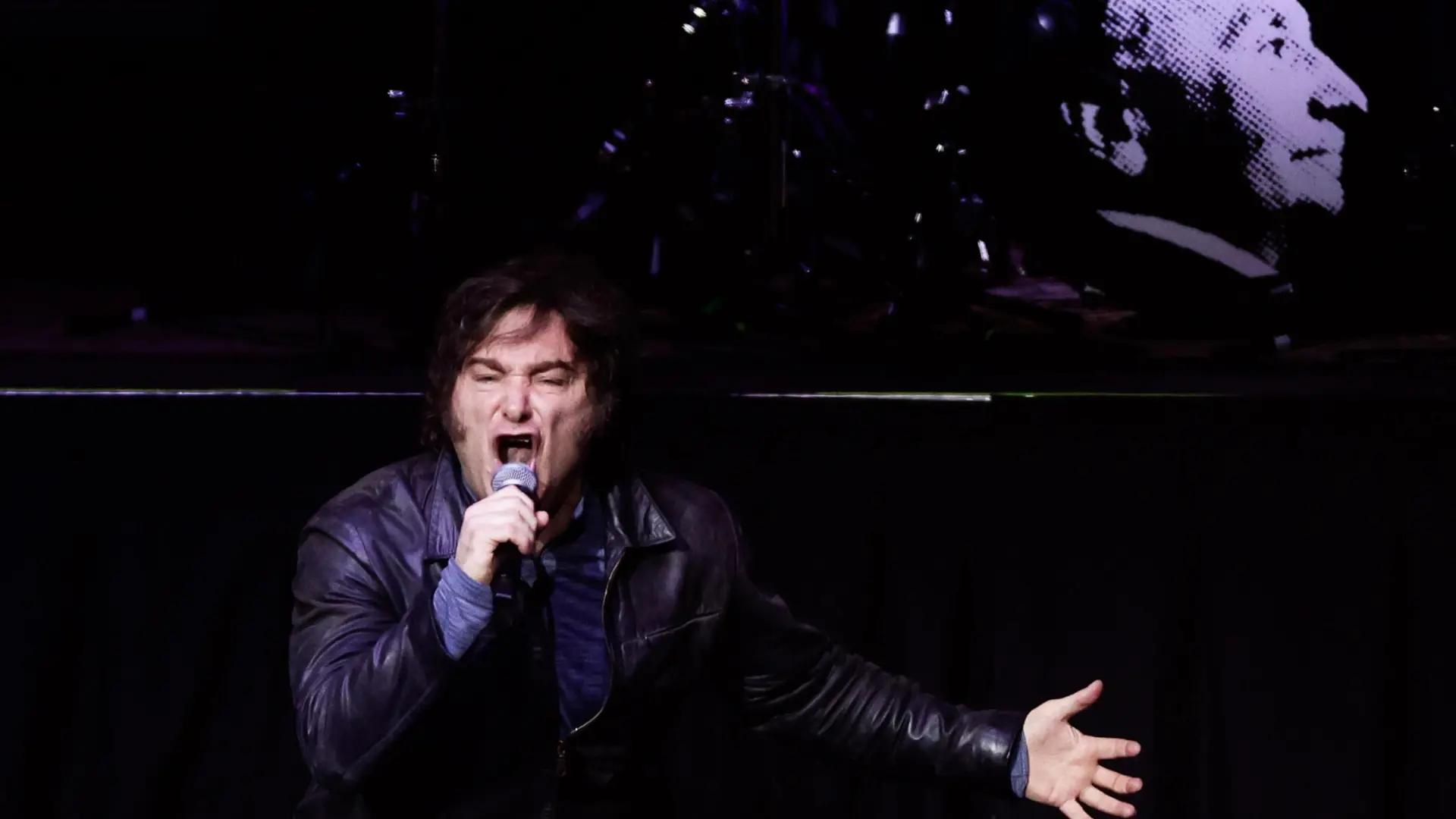 Milei cantó 'Libre', de Nino Bravo, en un concierto en el que mezcló la canción con imágenes de atentados y muertos a tiros