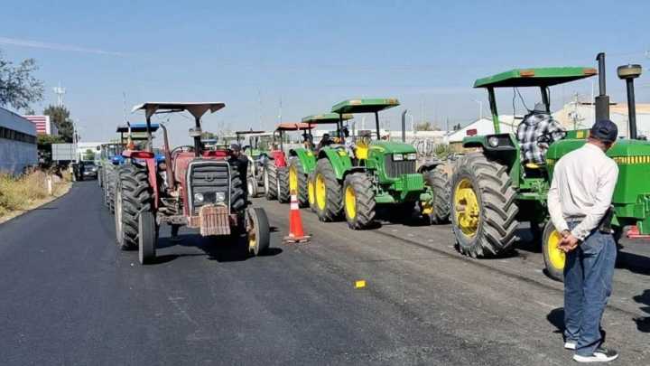 Continúan bloqueos de productores agrícolas en carreteras del país: SICT