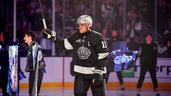 Kopitar receives loud ovation from Kings fans before final home opener 