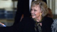 Muere June Lockhart, querida estrella de 'Lassie' y 'Perdidos en el espacio', a los 100 años
