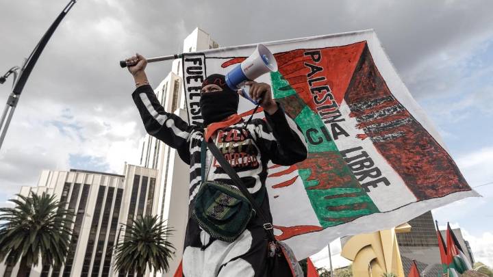 Confiscan martillos, cohetes y botellas a integrantes del Bloque Negro en marcha pro Palestina
