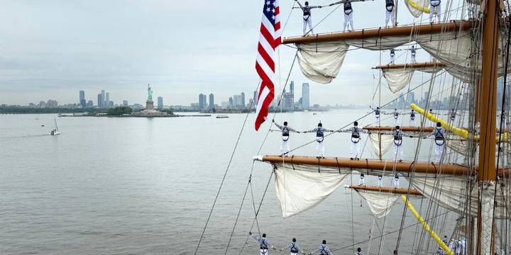 Regresa de Nueva York el buque escuela Cuauhtémoc, tras accidente en el puente de Brooklyn