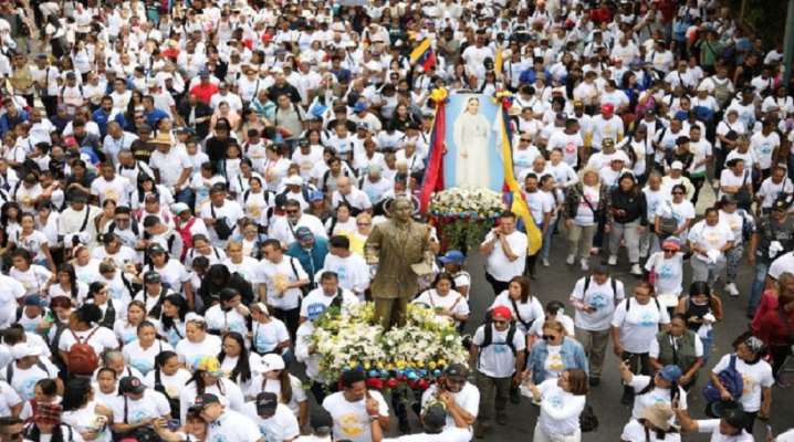 Con cantos, fe y oraciones el pueblo celebró a los nuevos santos venezolanos (+Fotos) 22 de octubre de 2025 | País Miles de venezolanos se congregaron este miércoles en las calles de Caracas para rend