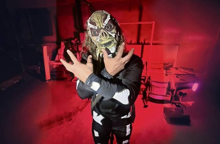 Difunto defiende su título del Rey del Inframundo en el Día de Muertos