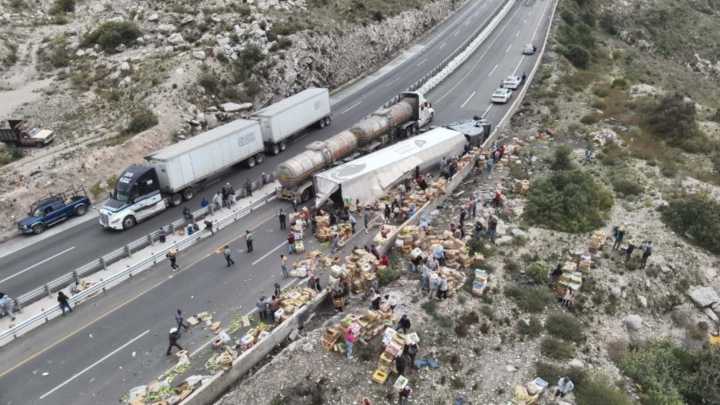 Volcó un Tráiler con Mercancía sobre la Autopista Puebla-Orizaba: Reportan Rapiña del Producto