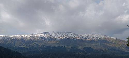 Gulmarg Receives Season’s First Snowfall, Boosts Tourism Hopes