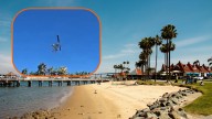 Helicóptero se desploma sobre estacionamiento playero en Orange, California