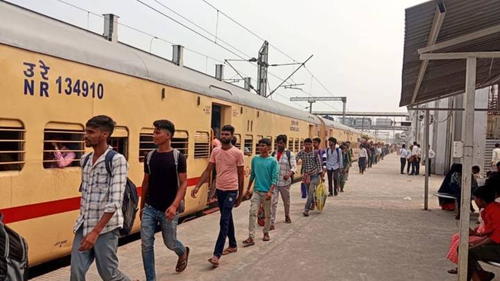 Top 10 railway zones operating maximum festival special trains 2025 for Puja, Diwali & Chhath