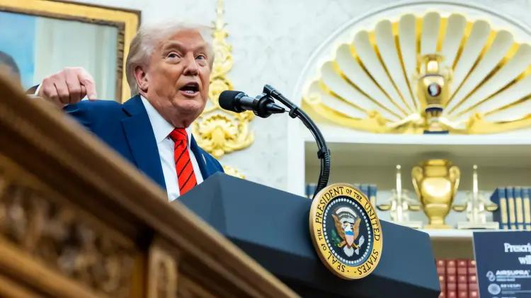 Jueza frena despidos masivos en gobierno de EU; Trump insiste en ajustes