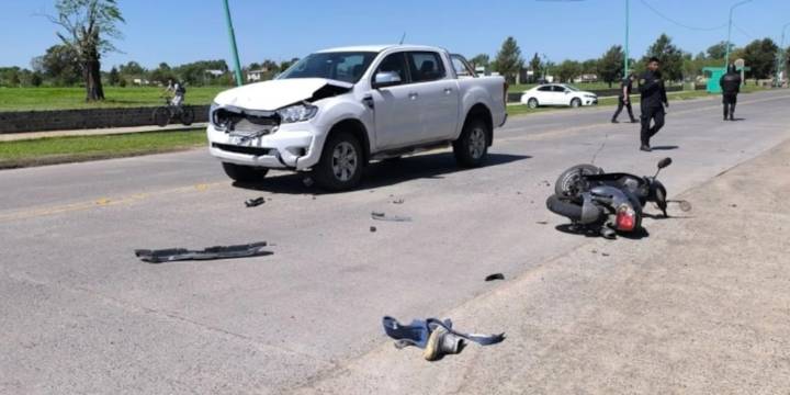 Una familia viajaba en moto, fueron embestidos por una camioneta y un hombre murió
