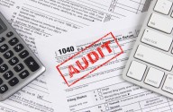 De acusador a acusado: auditor vinculado a fraude fiscal y soborno en clubes nudistas en Nueva York