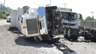 Vuelca camión con grava en la México 15 en Mazatlán; no hay lesionados