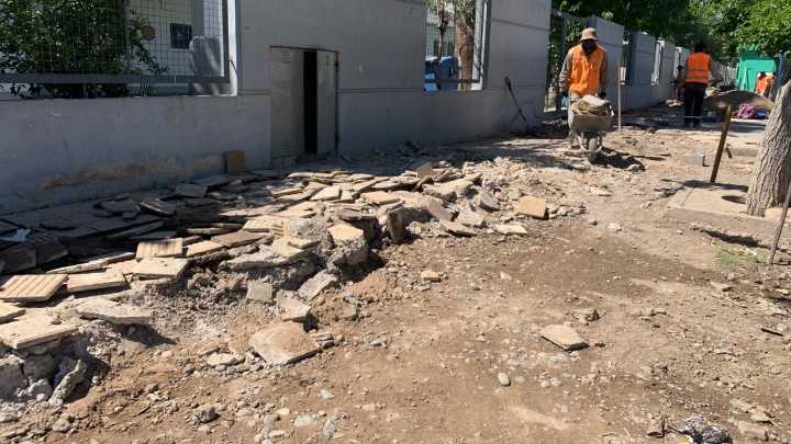 Capital inició la reparación de veredas de la escuela Provincia de Santa Fe