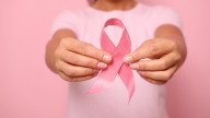 Charlas y vacunas para concientizar y prevenir el cáncer de mama