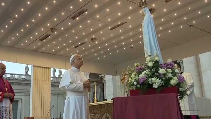 León XIV, en el rezo del Rosario ante miles de fieles en la Plaza de San Pedro: "La paz no es ultimátum, sino diálogo”
