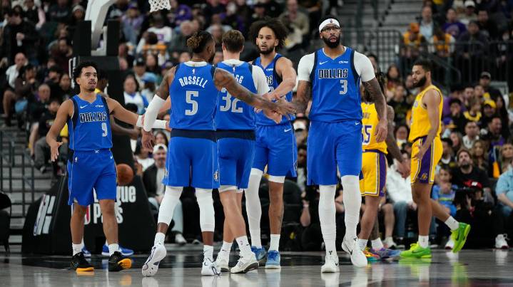 Mavericks dominate Lakers with wild fourth quarter points differential