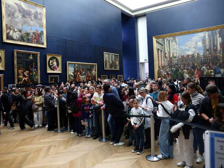 Reabrió el Museo Louvre tres días después del impactante golpe: qué se sabe de las joyas de la corona francesa robadas