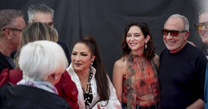 Ayuso no se pierde el concierto de Gloria Estefan en La Plaza de Colón