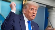 Anuncia Trump cobro de aranceles a camiones medianos y pesados de México en noviembre