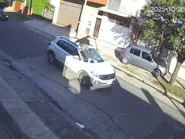 Discutió con un hombre y lo arrastró en el capot de su auto durante seis cuadras