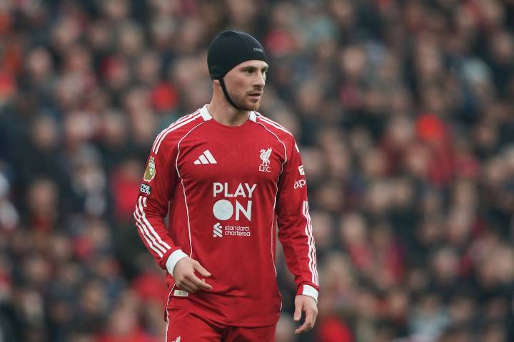 Todo mal. Mac Allister recibió un fuerte golpe en su cabeza y Liverpool perdió el clásico: cuarta derrota seguida