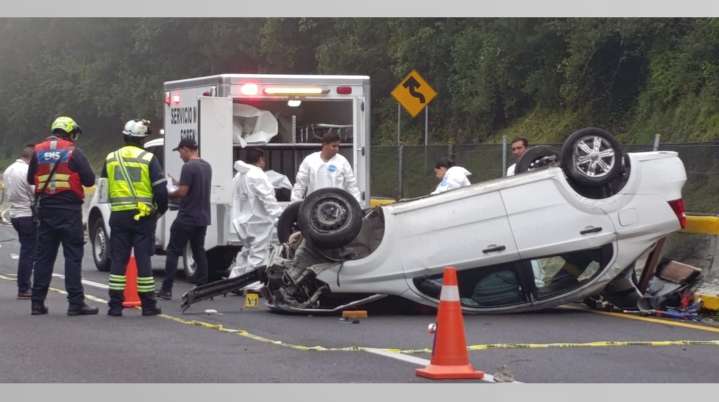Fallece una pareja tras volcar su auto en Huitzilac