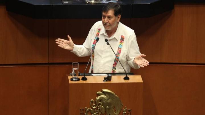 Captan a Fernández Noroña en jet privado durante gira en Coahuila