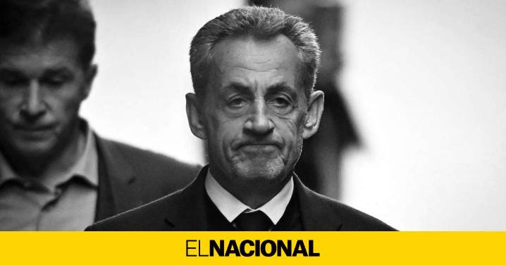 La crisis en la República Francesa es evidente en las portadas