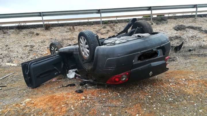 Muere una joven de 28 años tras salirse de vía y volcar el coche que conducía