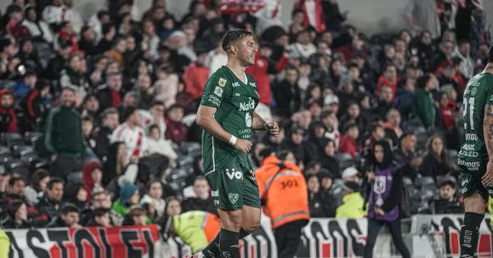 Un oportunista Iván Morales aprovecha el regalo de River Plate y le da una histórica victoria a Sarmiento