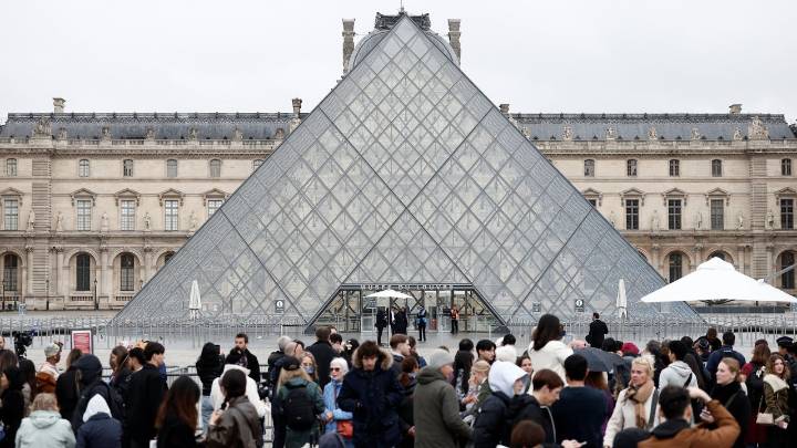 El Louvre traslada parte de sus joyas al Banco de Francia una semana después del mediático robo