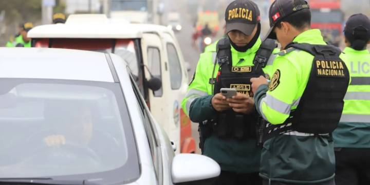 Óscar Arriola, jefe de la PNP, confirma investigación sobre coimas exigidas por policías a transportistas: “Vamos a ser duros”