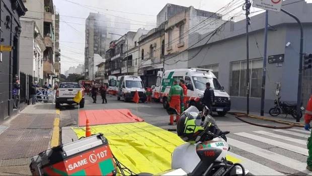 Evacuaron un colegio tras el incendio de un taller mecánico en Parque Patricios