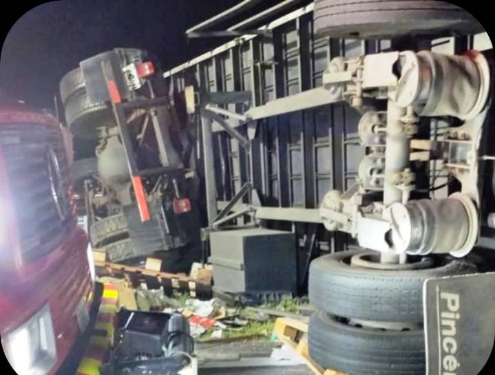 Impactante vuelco de un camión en la autopista 8