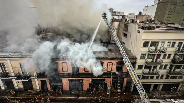 Cercado de Lima: bomberos confinaron incendio en jirón Huanta que afectó hasta 70 puestos comerciales