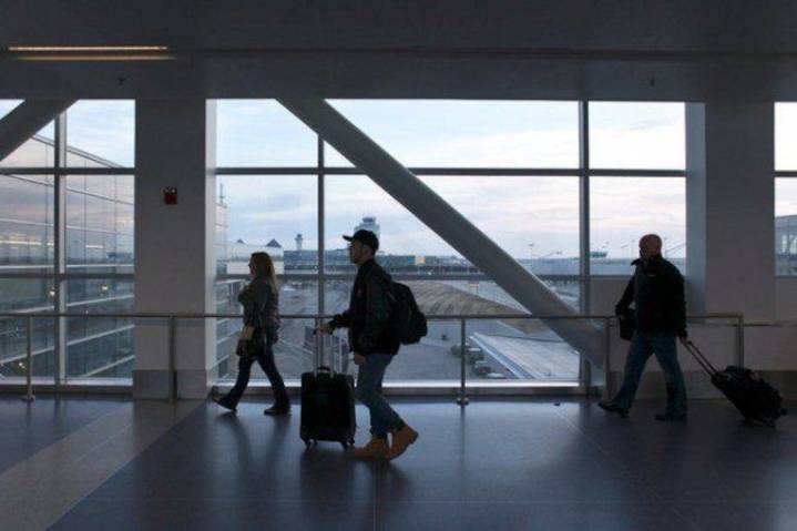 Detroit airport considers opening indoor smoke lounge