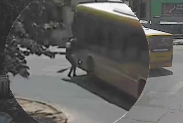 Cruzó la calle en regla en un barrio de Córdoba, un colectivo dobló y lo atropelló