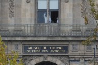 🔍 Museo del Louvre admite fallos en cámaras: ninguna vigilaba el balcón por donde ingresaron los ladrones