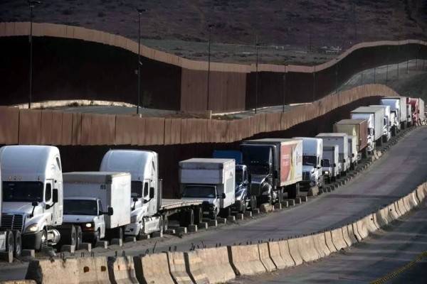 Prevén arancel de 12% a camiones pesados