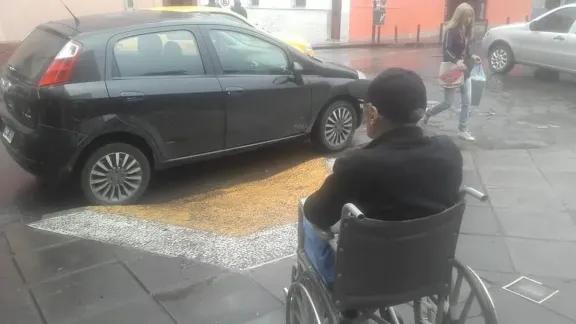 En Neuquén, vecinos podrán denunciar con una foto a quienes bloqueen rampas o estacionen en espacios para personas con discapacidad