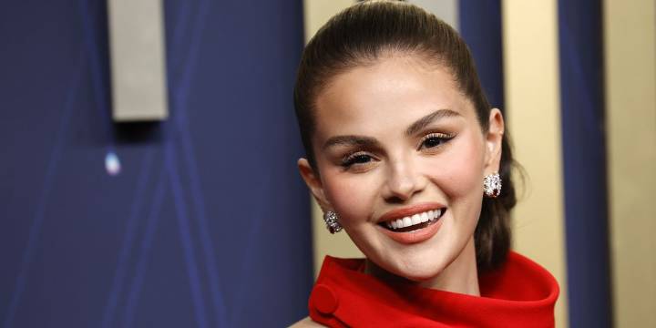 Selena Gomez, tras los pasos de Jennifer López, se apunta a la manicura elegante y favorecedora que es tendencia este otoño