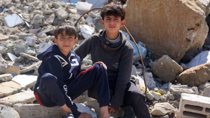 En Gaza, los palestinos emprenden el regreso a sus hogares destruidos tras el alto al fuego