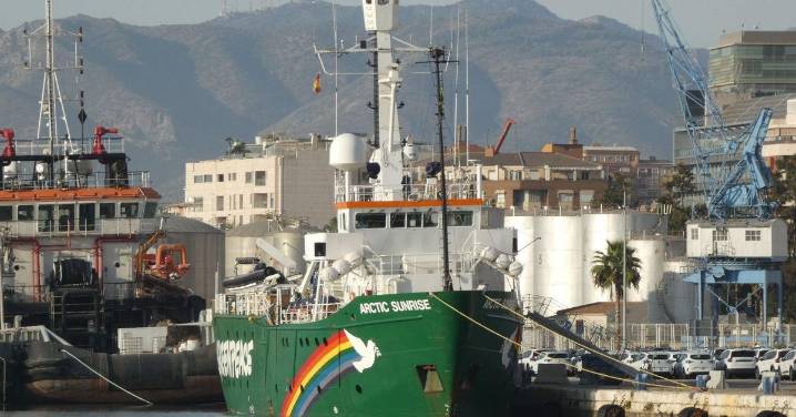 Fallece un tripulante de un barco de Greenpeace tras ser evacuado en helicóptero al aeropuerto de Málaga