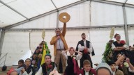 Lledías puja fuerte por su fiesta: 800 euros por la gran rosca de pan salado de San Francisco