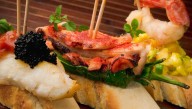 Tosta de pulpo a la gallega con pimientos de padrón