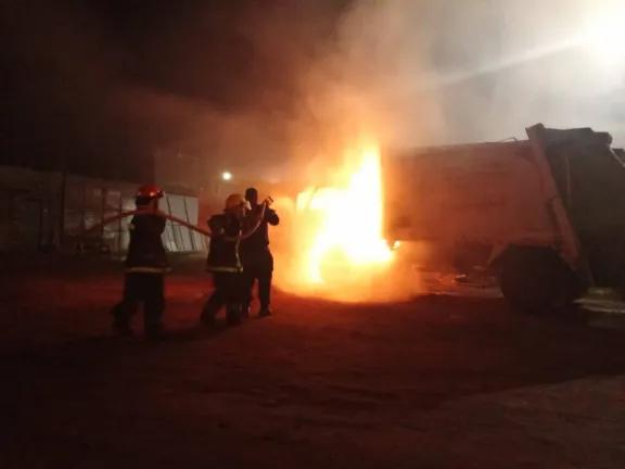 Sofocaron el incendio de un camión recolector de residuos